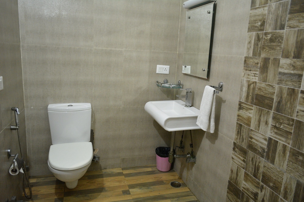 Deluxe Room - Photo 5