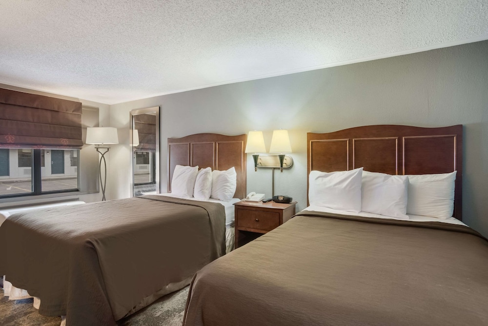 Standard Room, 2 Double Beds, Smoking - Photo 6