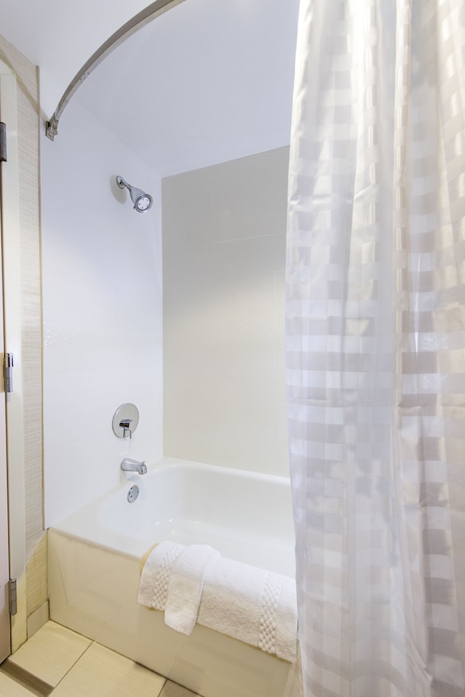 Room, 2 Queen Beds - Photo 7
