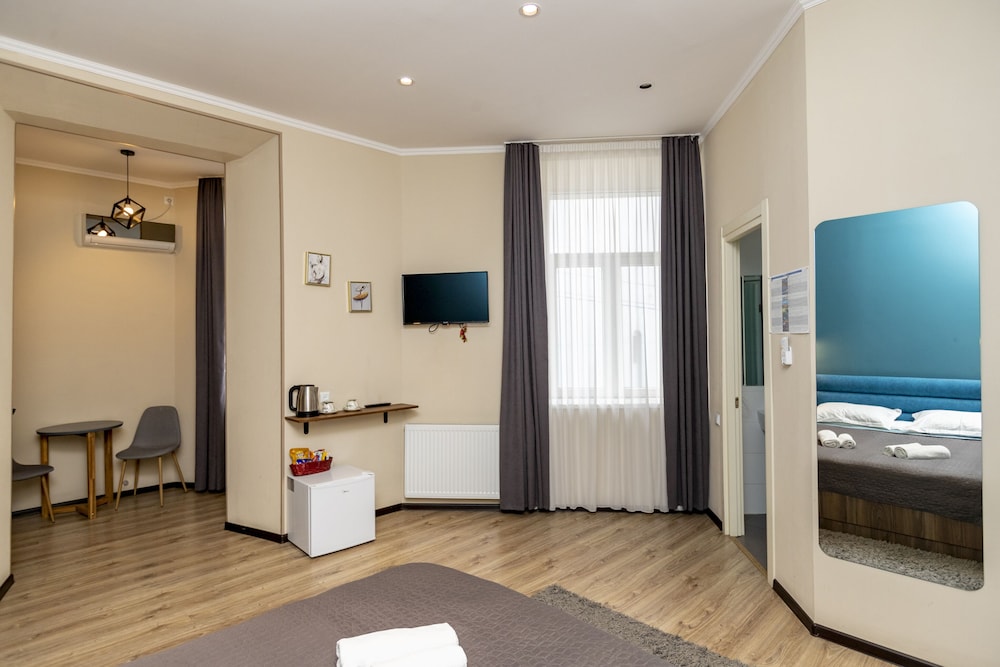 Royal Double Room, 1 King Bed, Non Smoking photo 3