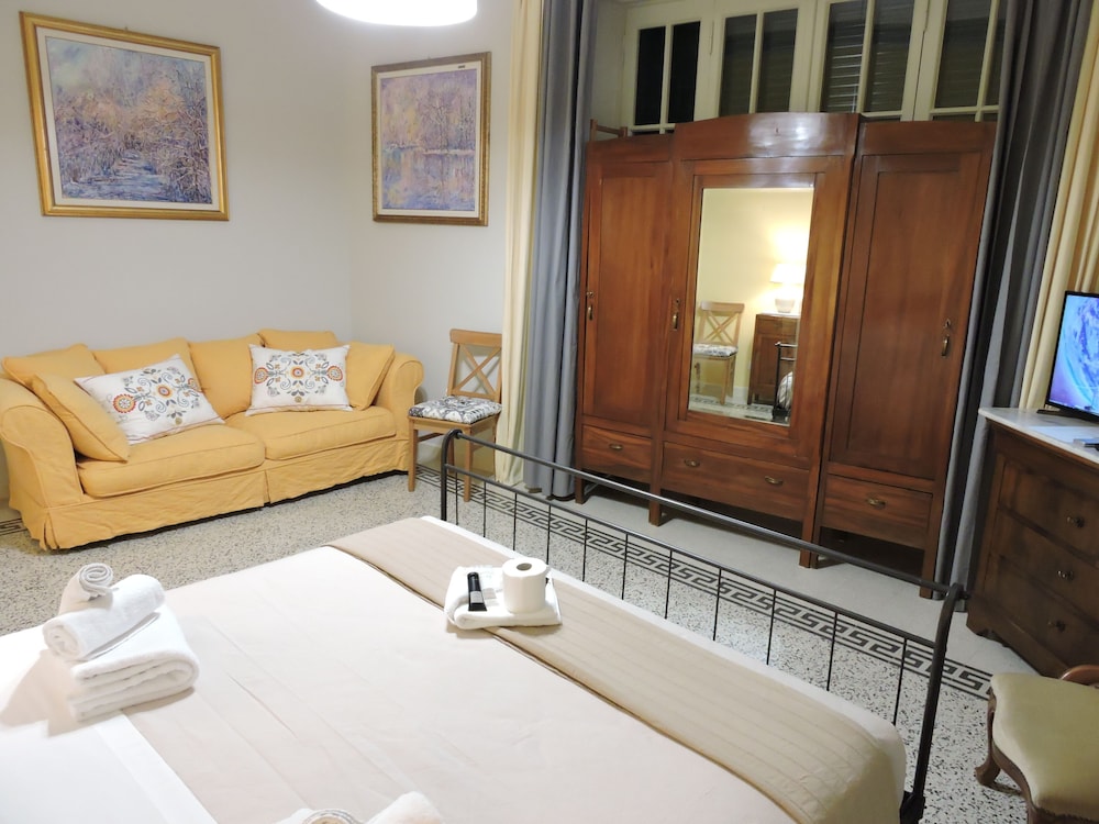 Classic Quadruple Room, Shared Bathroom