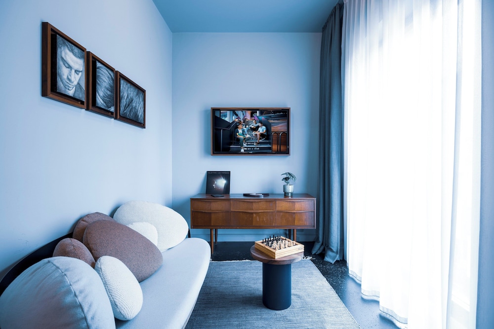 Room, 1 Double Bed (One of a Kind Plus Bigger) photo 2