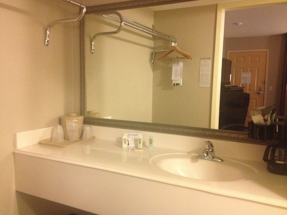 Standard Room, 1 King Bed, Non Smoking photo 2