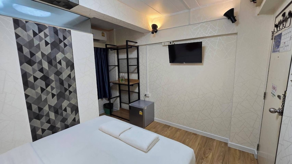 Queen Room thumbnail 6