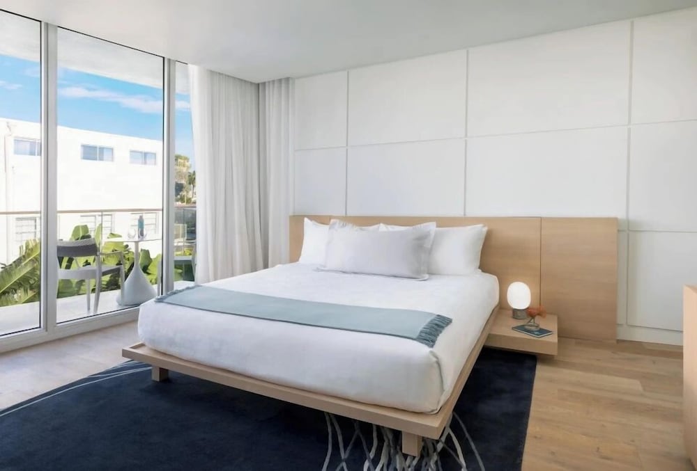 Superior Room, 1 King Bed, Terrace, Poolside