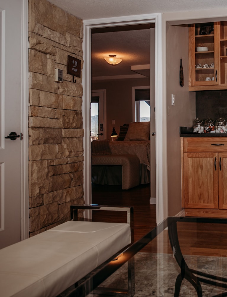 # 2 - Main Lodge Queen - Pets Not Allowed photo 1