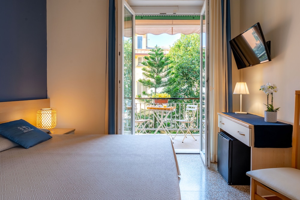 Standard Double or Twin Room, 1 Bedroom, Balcony - Photo 6