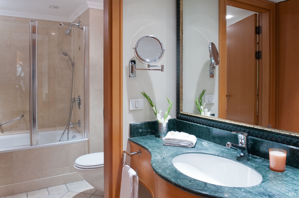 Deluxe Suite Jacuzzi photo 2