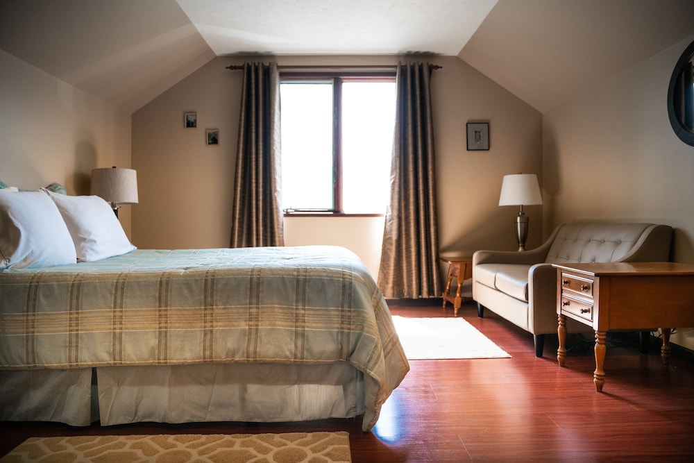 Standard Room, 1 Queen Bed photo 2