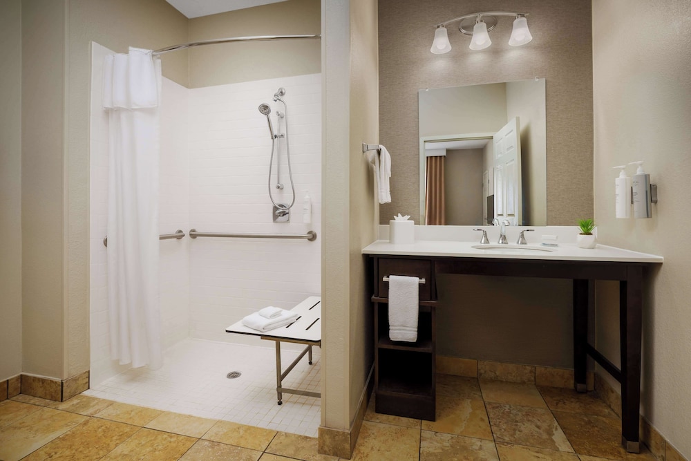 2 King Beds, 2 Bedroom Suite, Mobility Accessible, Roll-in Shower, Non-Smoking - Photo 4