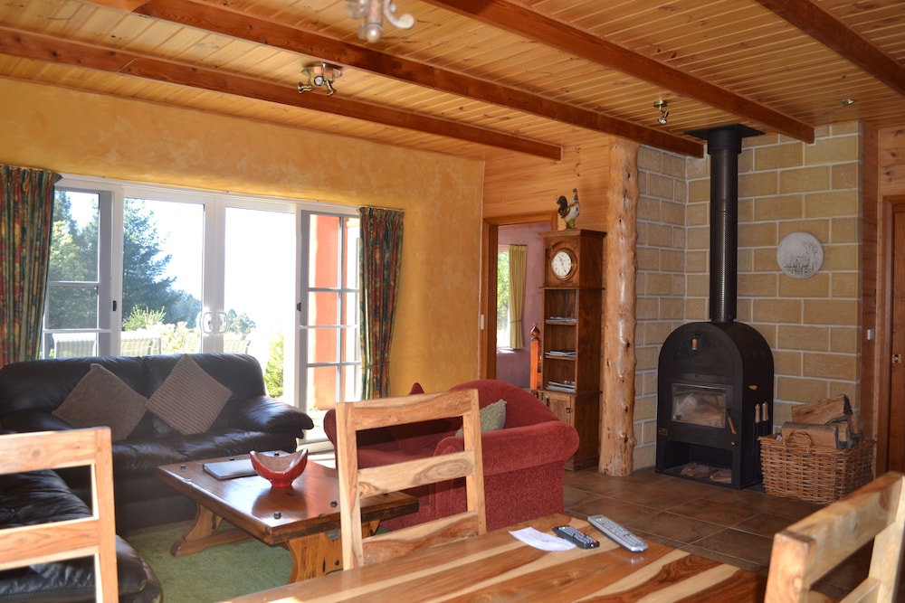 Exclusive Cottage, 2 Bedrooms, Ensuite (Strawbale) photo 3