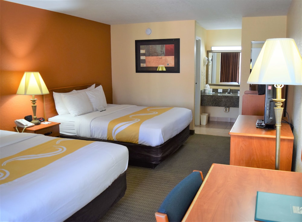 Standard Room, 2 Queen Beds, Non Smoking, Pool View photo 2