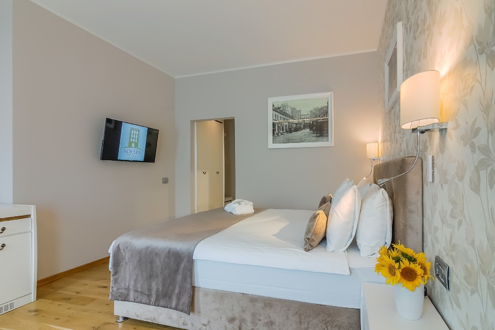 Deluxe Double Bed - Photo 2