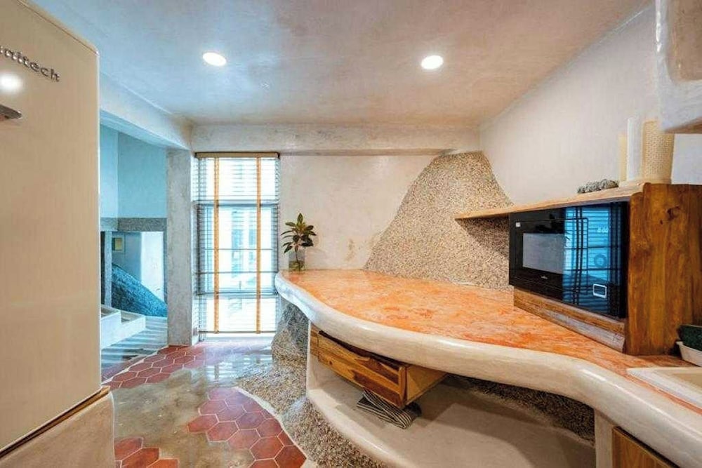 Family 2 Bedroom Suite with Direct Pool access and Seaview - Photo 9
