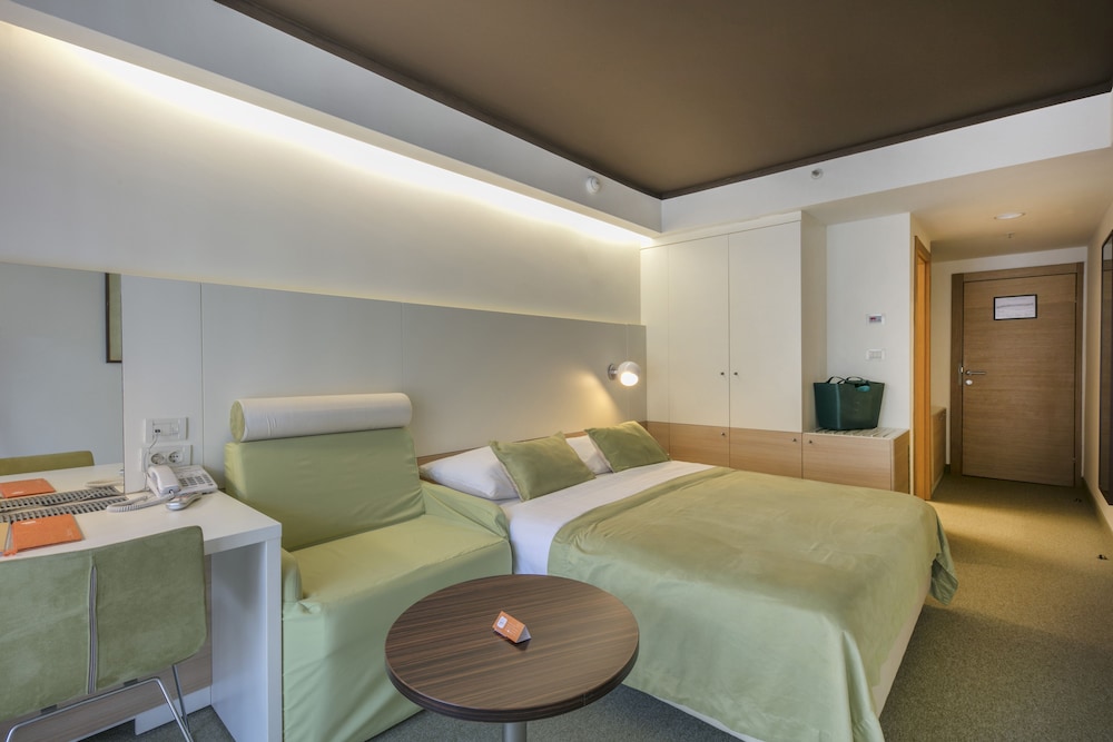 Standard Family Room with Extra Bed and Sea Side Balcony - Photo 3