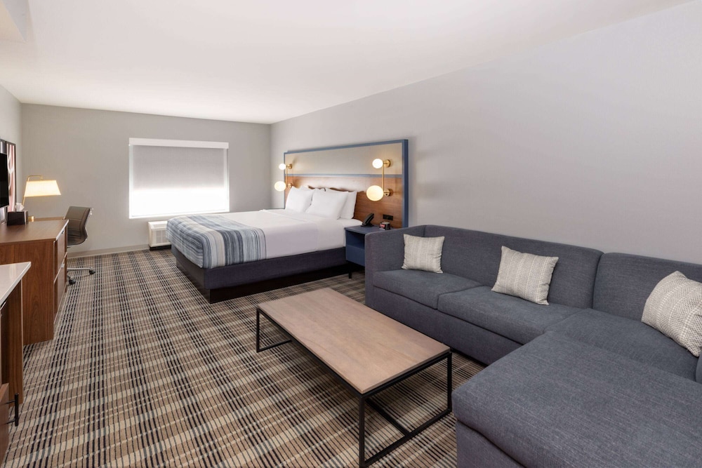 Suite, 1 King Bed, Accessible, Non Smoking (Hearing, Bathtub w/Grab Bars) - Photo 3
