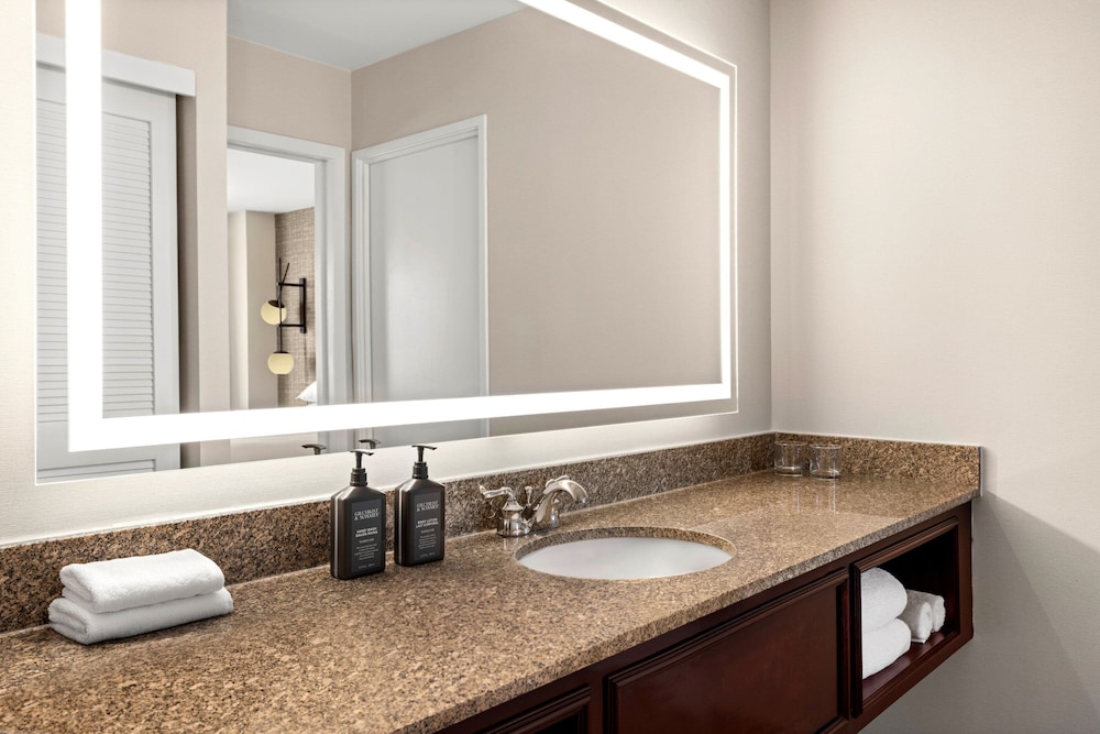 Suite, 1 Bedroom - Photo 7
