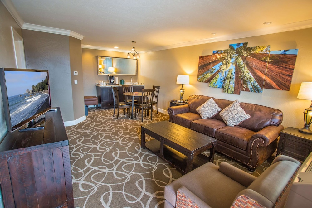 Suite, 1 King Bed, Non Smoking, Refrigerator & Microwave photo 2