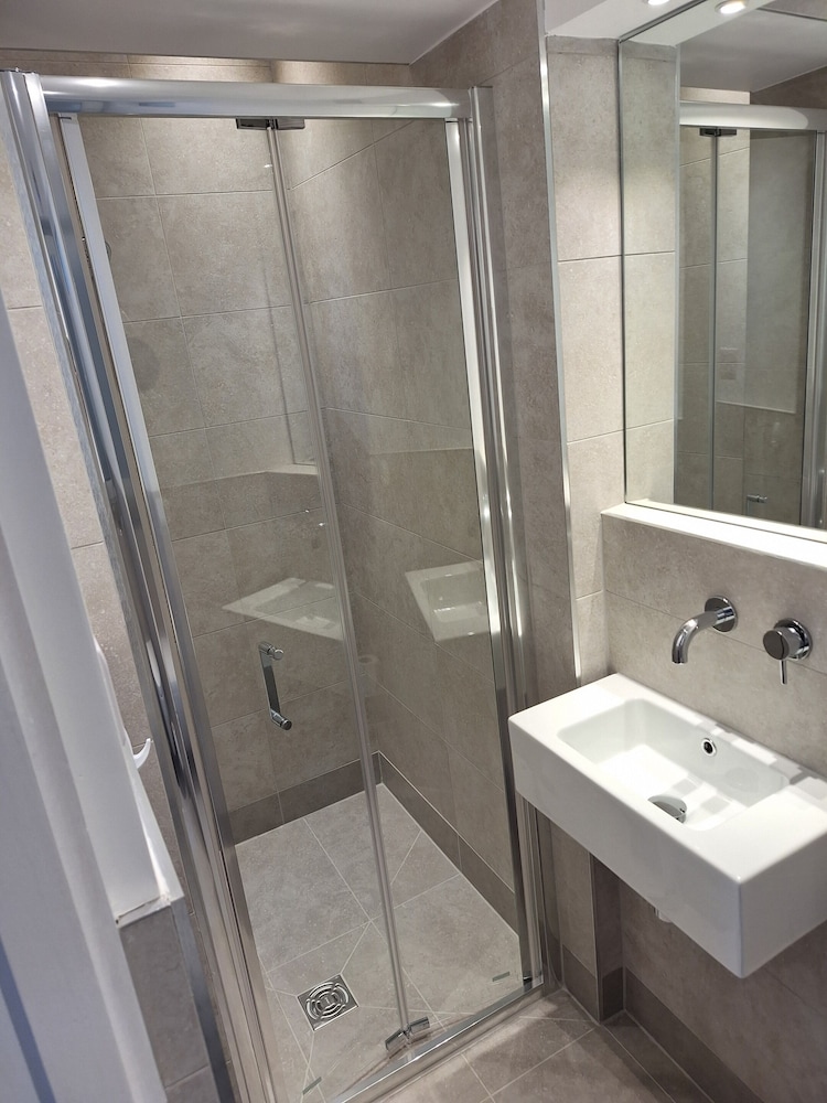 Suite, Ensuite (Quad Suite ) photo 3