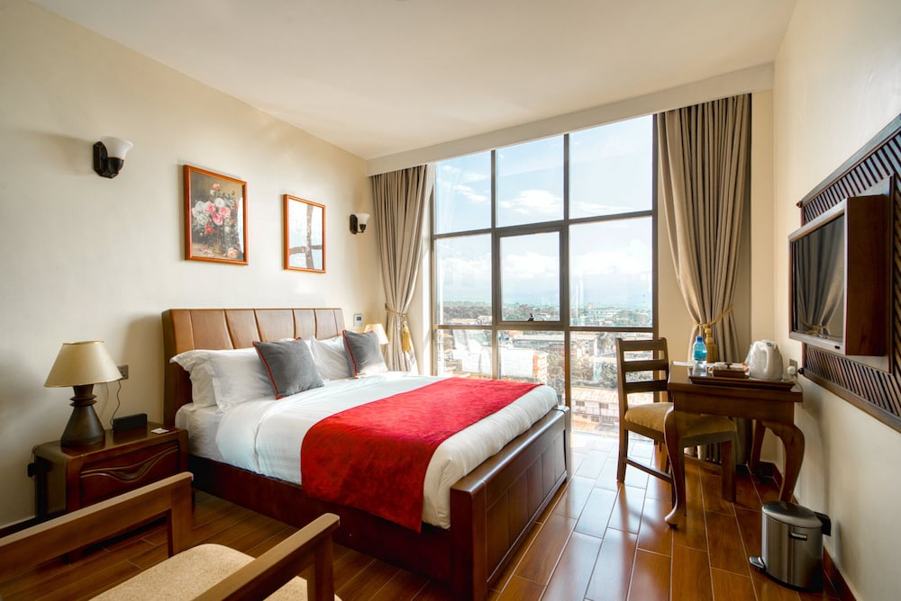 Classic Room, 1 King Bed, Mountain View - Photo 1