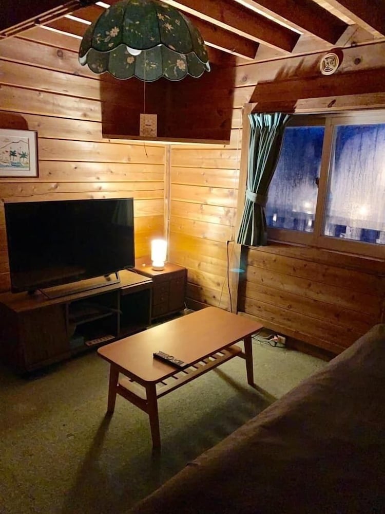 Twin Bed Room, Living room with large TV, 2-4 People