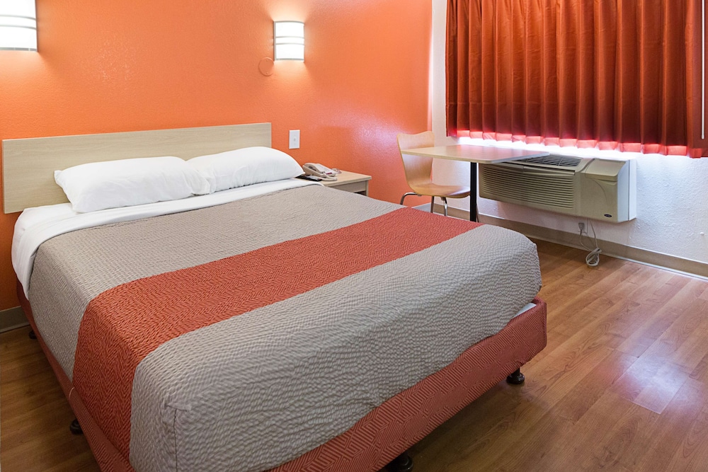 Deluxe Room, 1 Queen Bed, Non Smoking, Refrigerator & Microwave photo 3