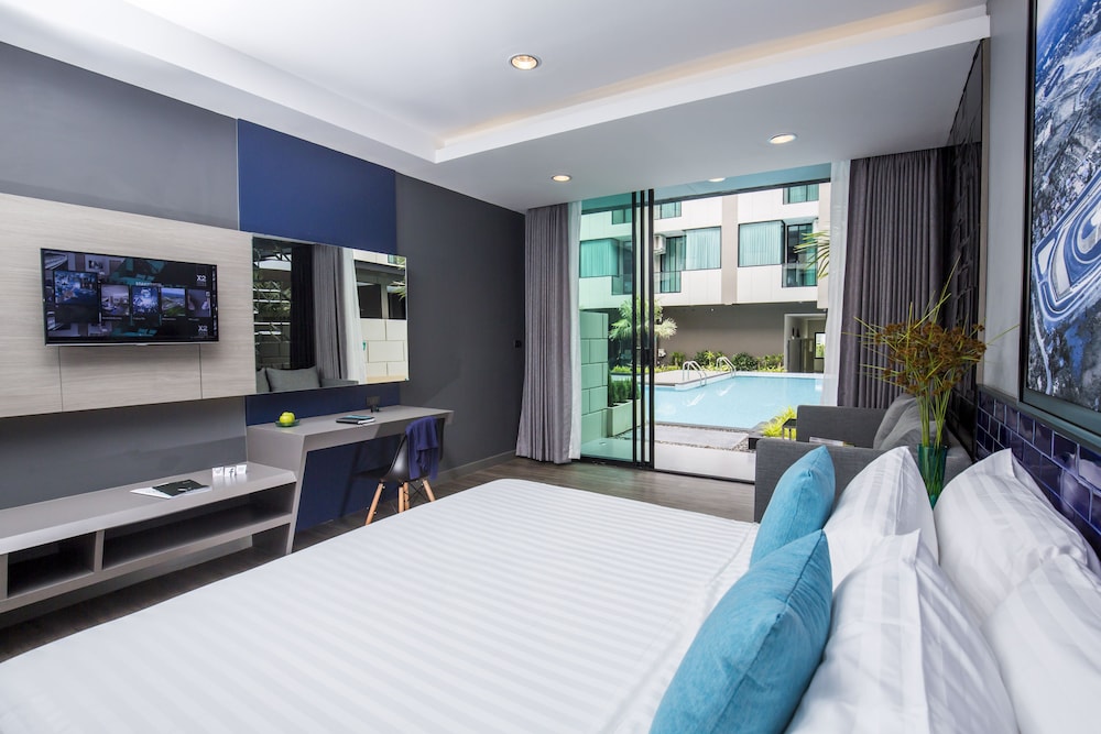 Deluxe Room, Pool Access photo 3