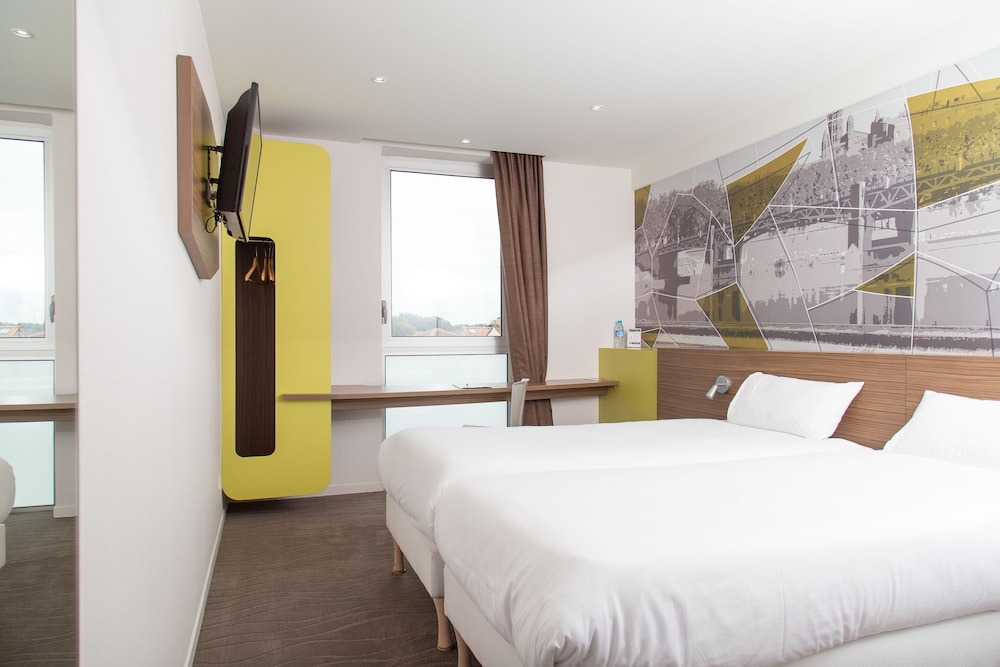 Standard Twin Room - Photo 2