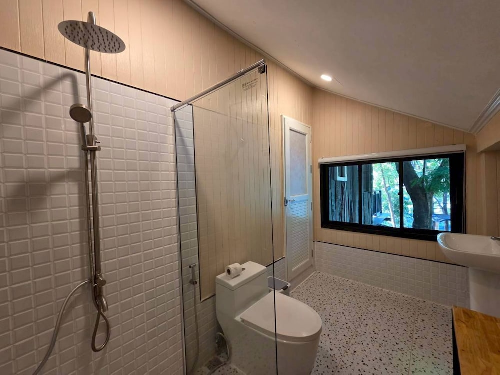 Deluxe Suite - Photo 13
