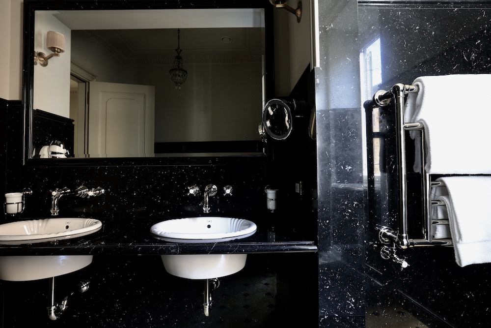 Deluxe Room, Corner thumbnail 6