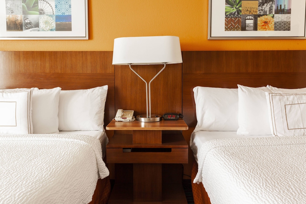Room, 2 Queen Beds - Photo 4