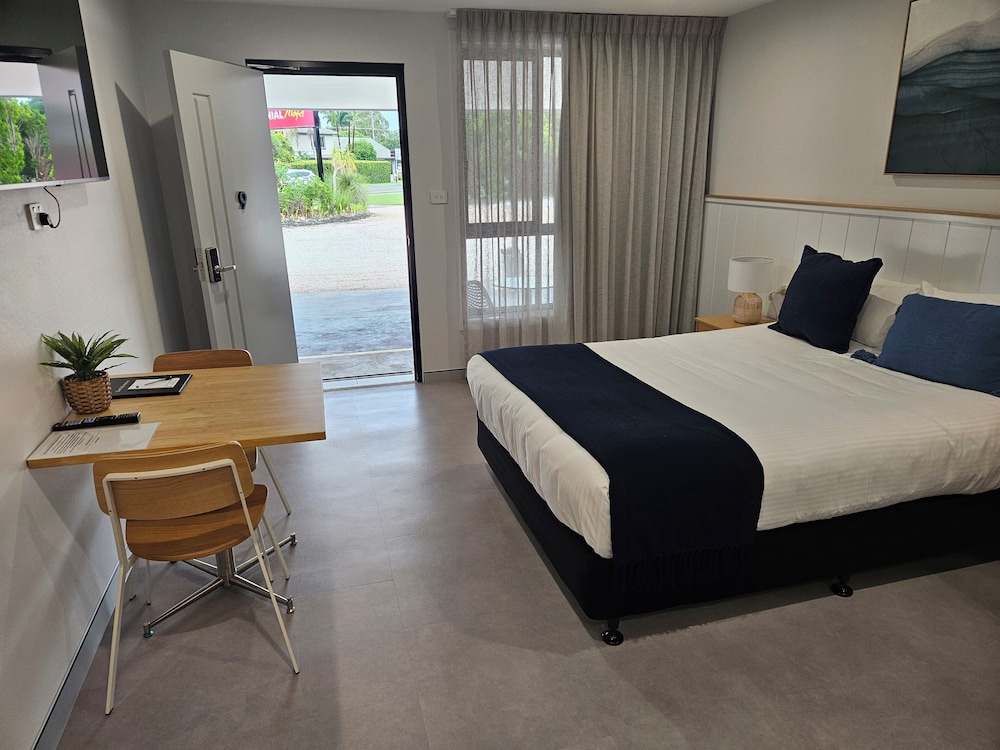 Deluxe Room, 1 Queen Bed photo 2