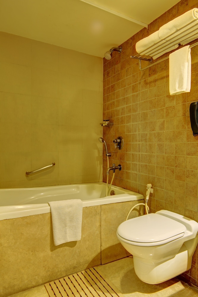Club Room with Bath Tub - Photo 7