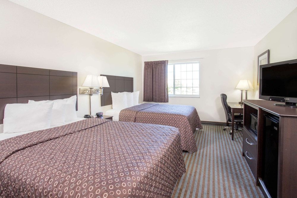 Standard Room, 2 Queen Beds - Photo 3