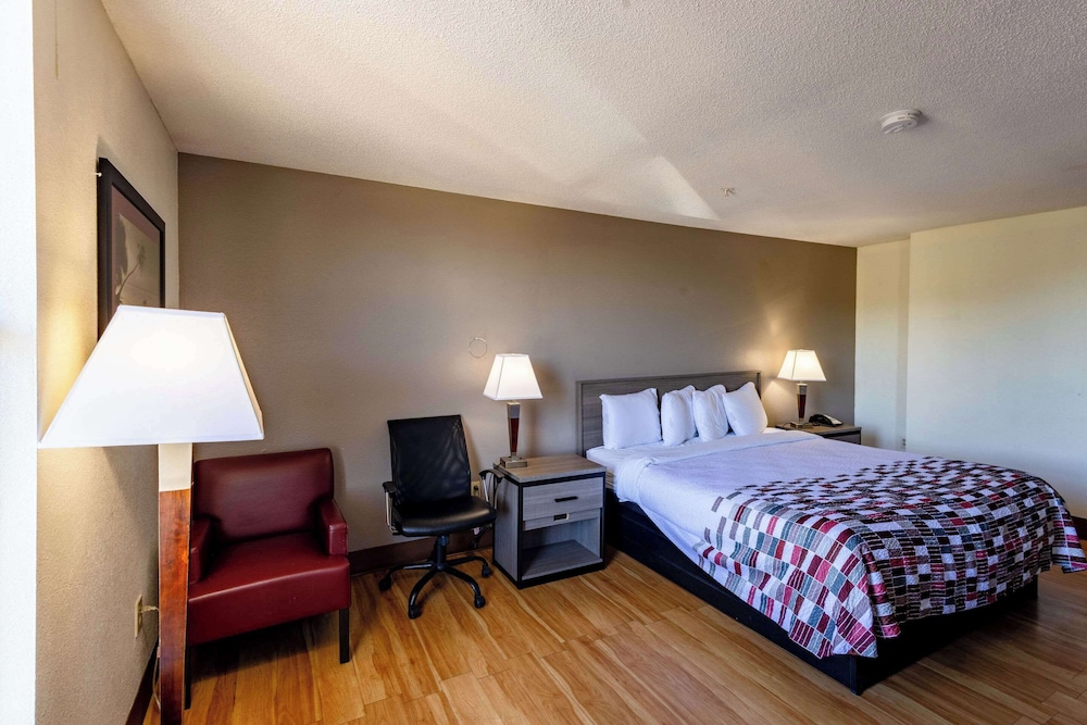 Standard Room, 1 King Bed, Non Smoking - Photo 13