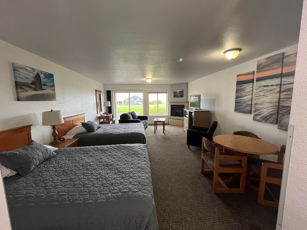 Standard Studio, 2 Queen Beds, Patio, Partial Ocean View
