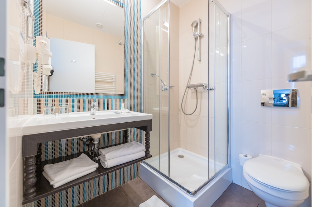 Deluxe Double or Twin Room thumbnail 6