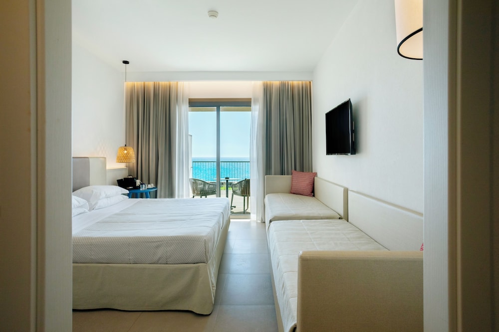 Deluxe Quadruple Room Sea View  (includes 1 free Spa access per person per stay) - Photo 2