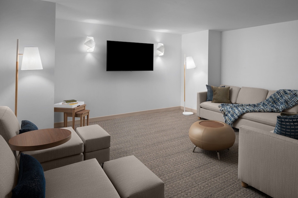 King Studio with Adapted Tub - Mobility and Hearing Accessible
