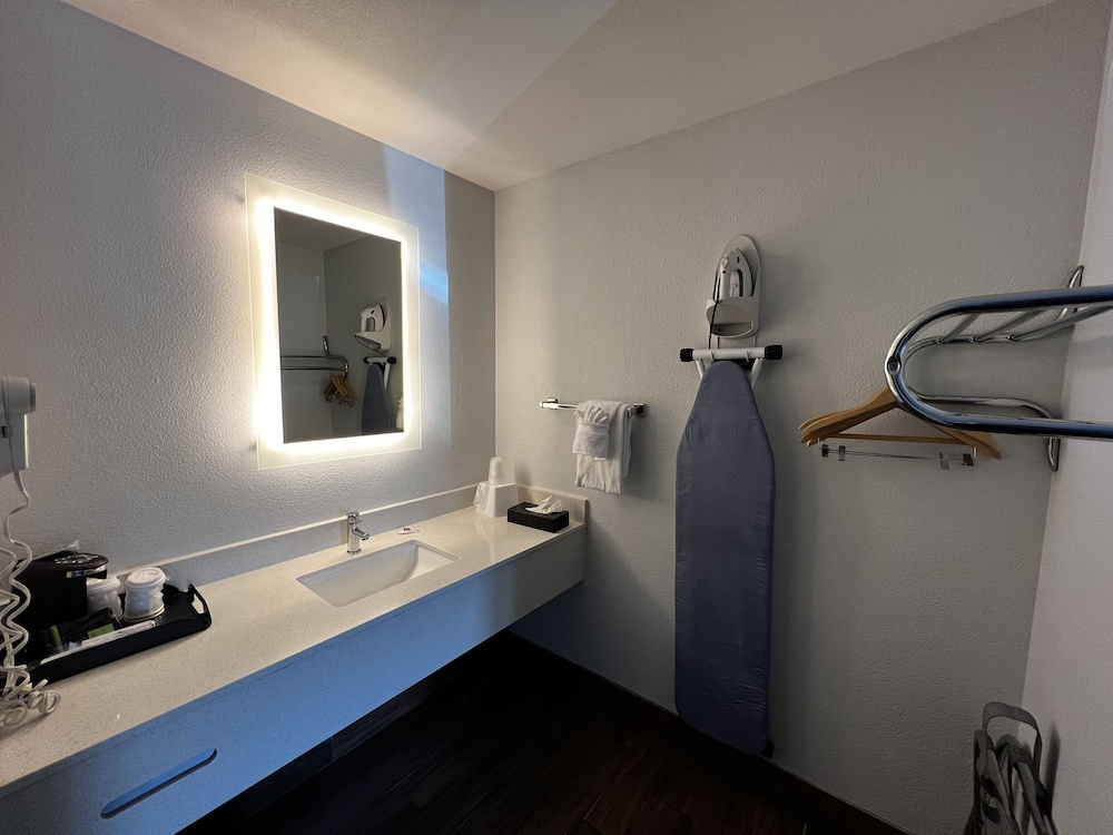 Standard Room, 1 King Bed, Non Smoking, Refrigerator & Microwave - Photo 3