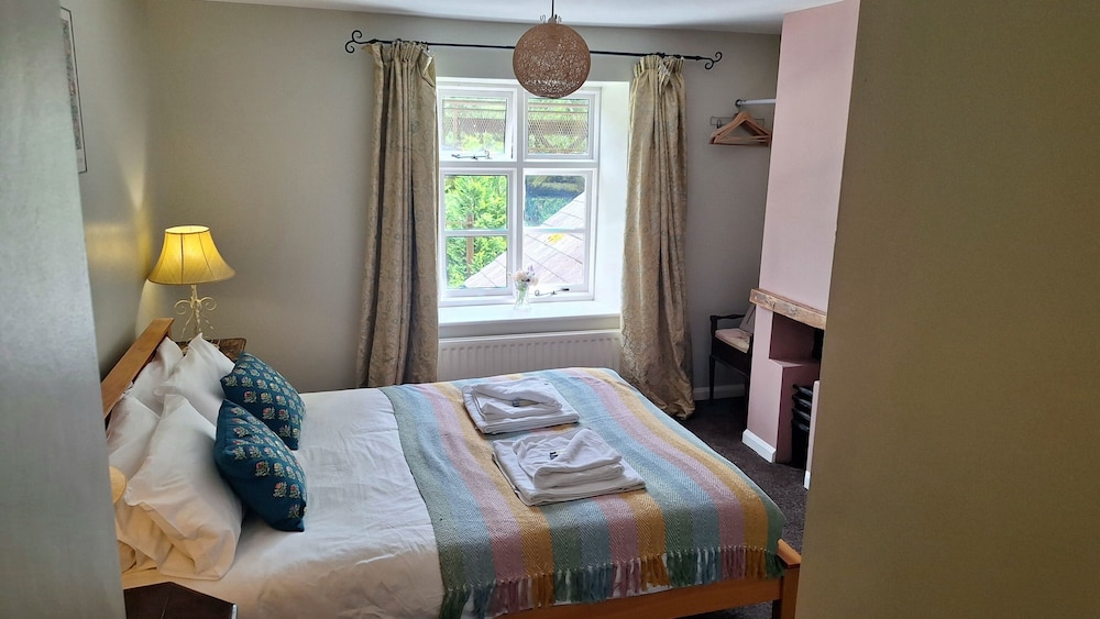 Classic Cottage, Private Bathroom, River View photo 3
