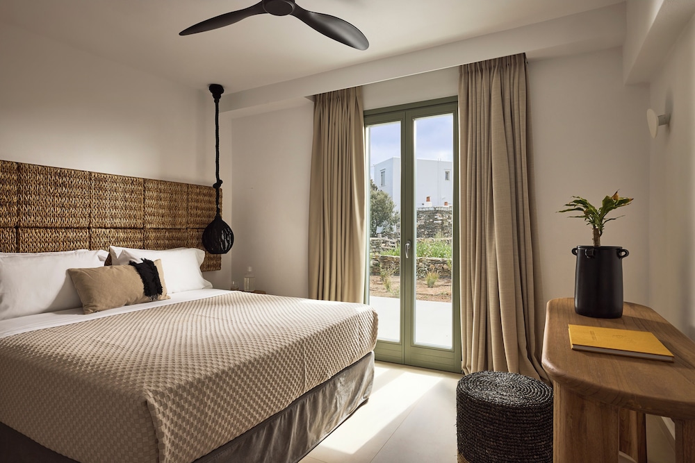 Superior Suite with Hot-tub & terrace with Side Sea View (70m from main building)