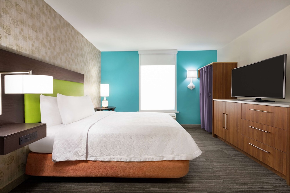 Suite, 1 Queen Bed, Accessible, Bathtub photo 3