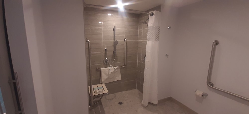 Suite, 2 Queen Beds, Accessible (Roll-In Shower, Mobility & Hearing) photo 3