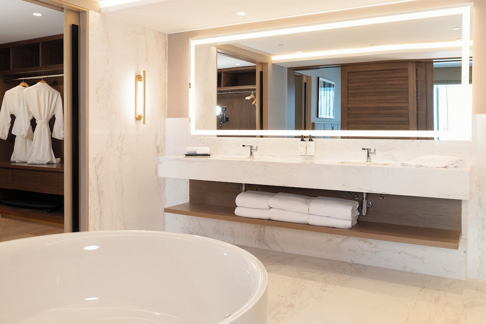 Executive Suite, 1 King Bed (OV with Living Area HF)