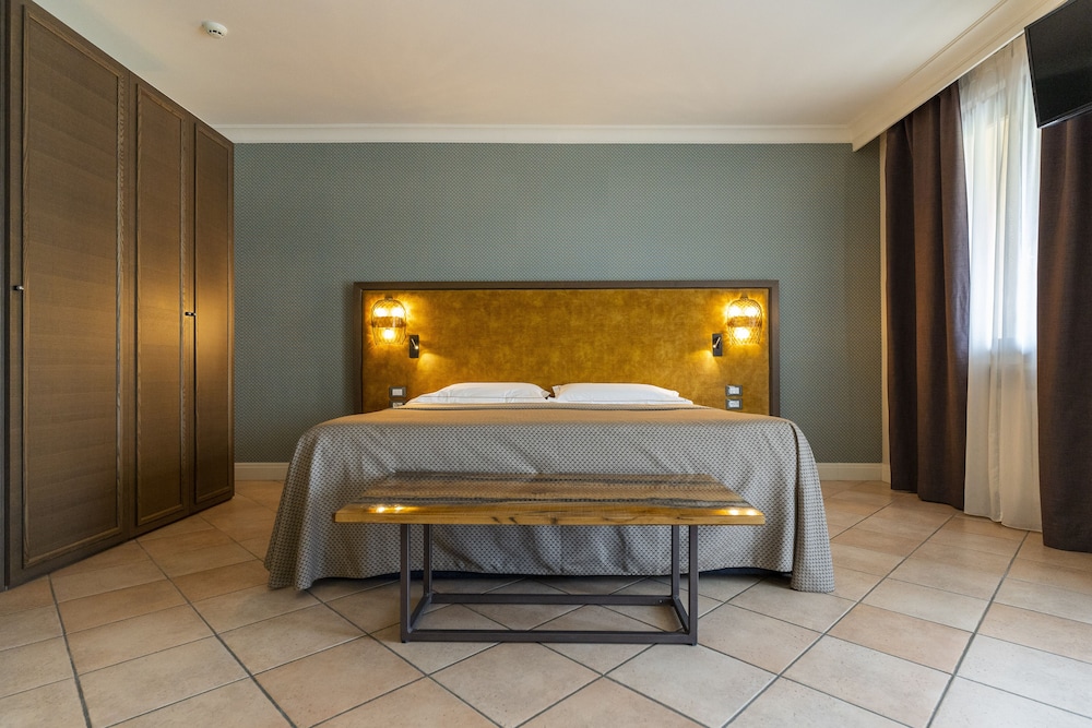 Junior Studio Suite, 1 King Bed with Sofa bed - Photo 2