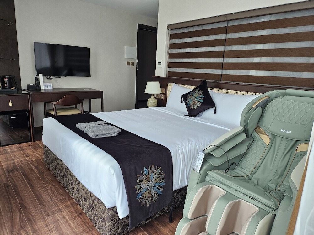 Luxury Suite, 1 Queen Bed, Balcony, City View