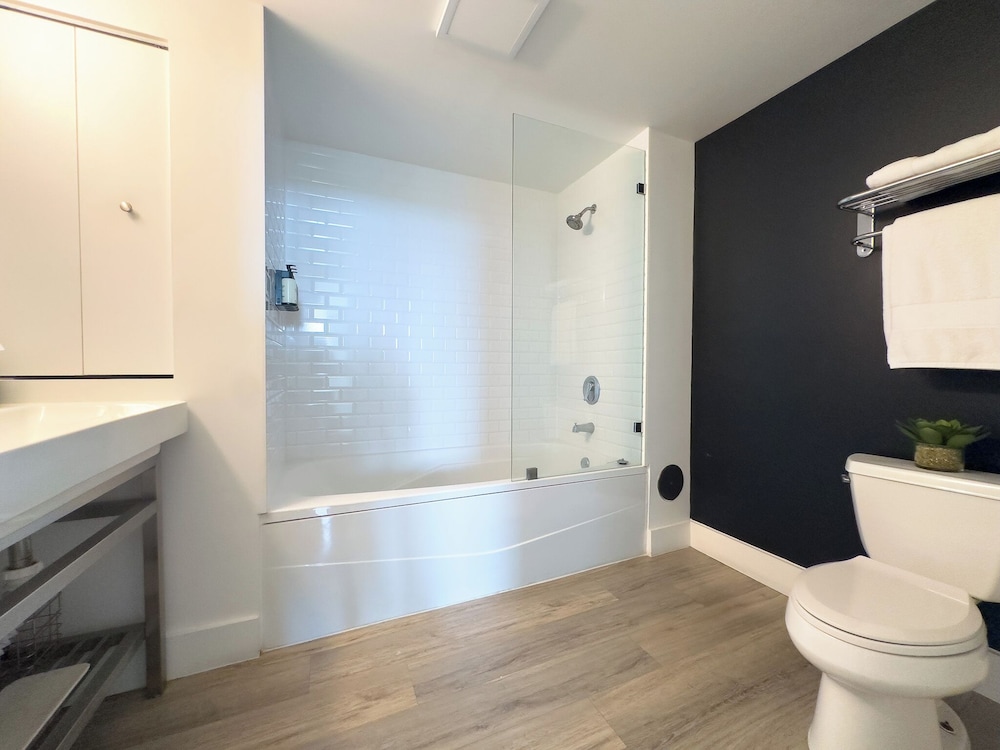 Deluxe Double Room, 1 King Bed,Balcony, Ocean View0904.01