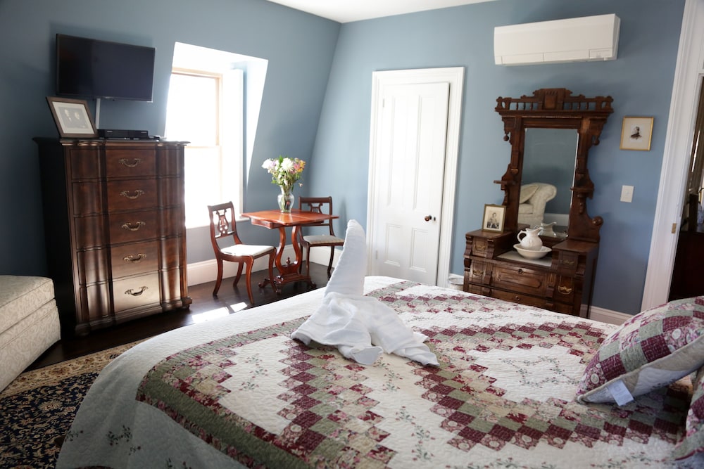 Deluxe Room, 1 Queen Bed (Private Bathroom not in Room)
