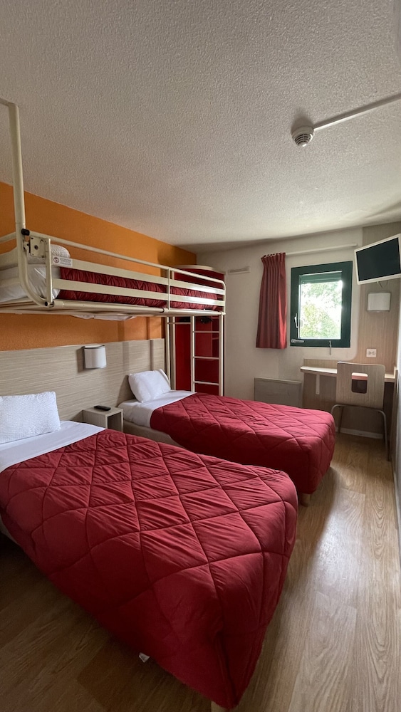 Standard Room, Multiple Beds (1 Double and 1 Single bed) - Photo 6